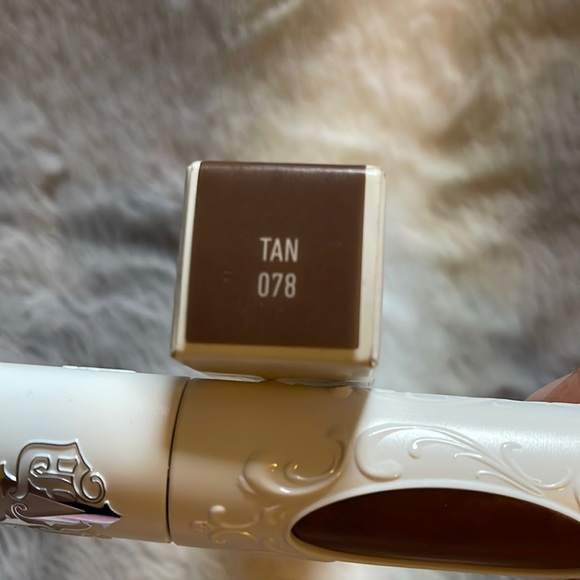 - KatVonD True Portrait Liquid To Powder Foundation - Picture 3 of 4